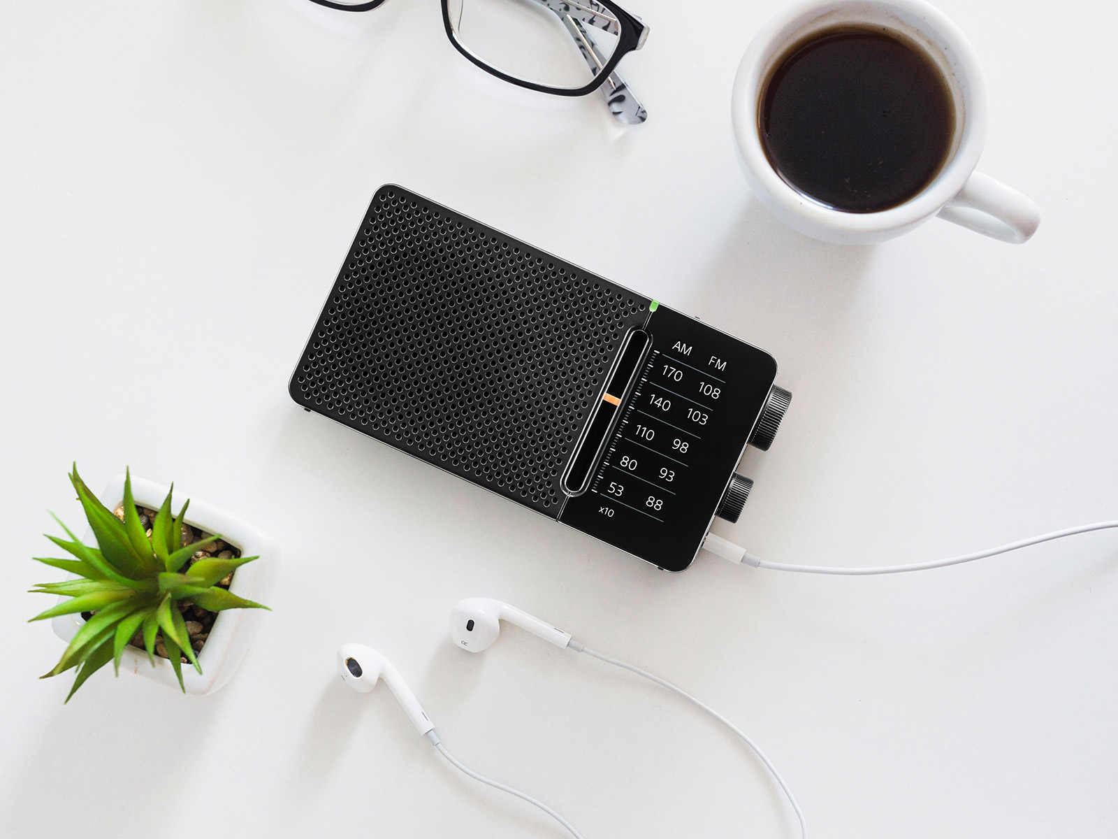 Radio de poche AM / FM avec haut-parleur intégré SR-36
