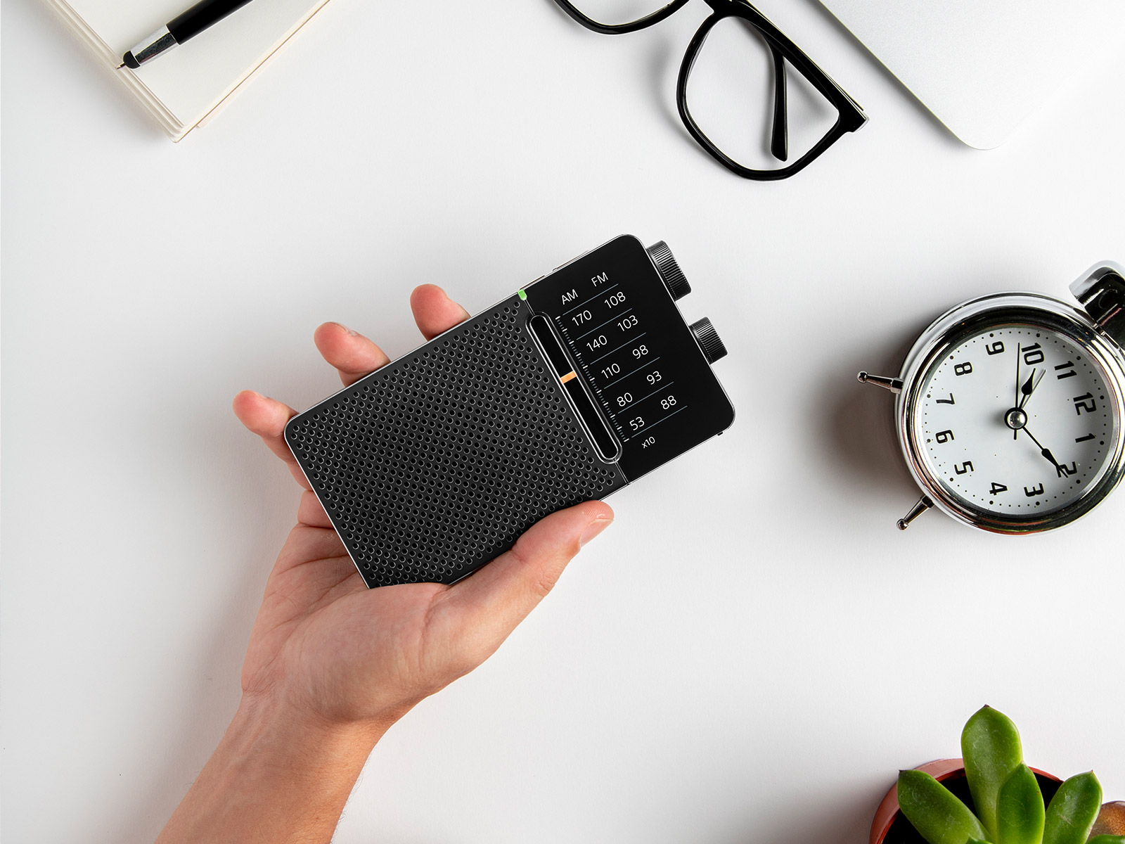 Radio de poche AM / FM avec haut-parleur intégré SR-36